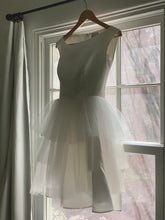 Load image into Gallery viewer, TOBI HANNAH &#39;AMAZE&#39; wedding dress size-00 PREOWNED
