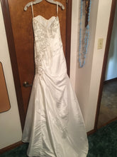 Load image into Gallery viewer, David’s Bridal &#39;T9397&#39; size 2 used wedding dress front view on hanger
