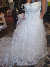 Load image into Gallery viewer, Casablanca &#39;A line&#39; wedding dress size-06 PREOWNED
