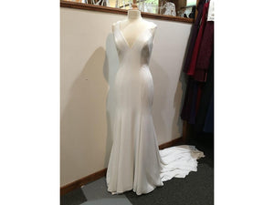 Allure Bridals '3101' size 10 new wedding dress front view on mannequin