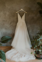 Load image into Gallery viewer, Hayley Paige &#39;Nash&#39; wedding dress size-00 PREOWNED
