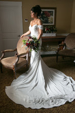 Load image into Gallery viewer, Pronovias &#39;Dante&#39; wedding dress size-08 PREOWNED

