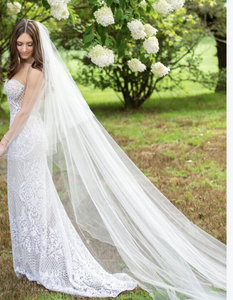 Alon Livne 'Leah' size 4 used wedding dress side view on bride