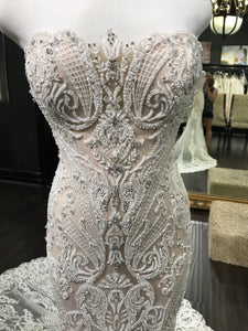 Badgley Mischka 'Avita' size 6 new wedding dress front view close up on mannequin