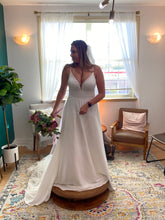 Load image into Gallery viewer, Mon Cherie &#39;Madison &#39; wedding dress size-10 NEW
