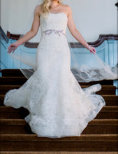Load image into Gallery viewer, Vera Wang &#39;Leda&#39; wedding dress size-00 PREOWNED
