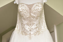 Load image into Gallery viewer, David&#39;s Bridal &#39;V3849&#39; wedding dress size-12 PREOWNED
