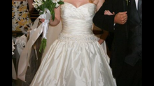 Load image into Gallery viewer, Paloma Blanca &#39; CA05313&#39; size 6 used wedding dress front view on bride
