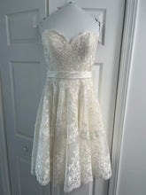 Load image into Gallery viewer, Allure Bridals &#39;2866&#39; wedding dress size-06 PREOWNED
