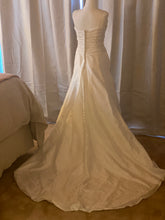Load image into Gallery viewer, Casablanca &#39;Not sure &#39; wedding dress size-06 PREOWNED
