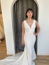 Load image into Gallery viewer, Lihi Hod &#39;Dakota&#39; wedding dress size-10 SAMPLE
