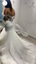 Load image into Gallery viewer, Allure &#39;9719&#39; wedding dress size-16 NEW
