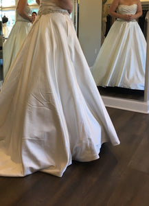 Pronovias 'Bluma' size 10 sample wedding dress side view on bride