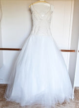 Load image into Gallery viewer, Monique Lhuillier &#39;Swan Lake&#39; - Monique Lhuillier - Nearly Newlywed Bridal Boutique - 6
