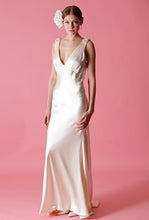 Load image into Gallery viewer, Badgley Mischka Bess Wedding Dress - Badgley Mischka - Nearly Newlywed Bridal Boutique - 1
