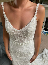 Load image into Gallery viewer, Made With Love &#39;Harlow&#39; wedding dress size-04 NEW
