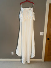 Load image into Gallery viewer, Kate McDonald  &#39;Cassidy&#39; wedding dress size-10 NEW
