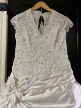 Load image into Gallery viewer, Maggie Sottero &#39;Perla Lynette A3632&#39; wedding dress size-08 NEW
