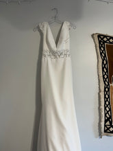 Load image into Gallery viewer, Mikaella &#39;2181&#39; wedding dress size-06 NEW
