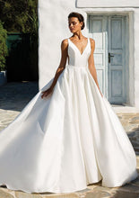 Load image into Gallery viewer, Justin Alexander &#39;Annette&#39; size 6 new wedding dress front view on model
