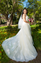 Load image into Gallery viewer, Vera Wang White &#39;illusion floral WHITE by Vera Wang&#39; wedding dress size-10 PREOWNED
