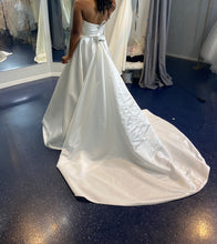 Load image into Gallery viewer, Private Collection &#39;LB2930&#39; wedding dress size-08 SAMPLE
