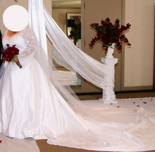 Load image into Gallery viewer,  &#39;Lovely&#39; wedding dress size-24 PREOWNED
