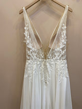 Load image into Gallery viewer, Louvienne &#39;Elodie&#39; wedding dress size-12 SAMPLE
