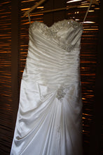Load image into Gallery viewer, Mori Lee &#39;2505&#39; wedding dress size-06 PREOWNED
