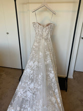 Load image into Gallery viewer, Monique Lhuillier &#39;Lakely&#39; wedding dress size-04 PREOWNED
