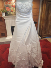 Load image into Gallery viewer, Maggie Sottero &#39;Davina&#39; wedding dress size-00 PREOWNED
