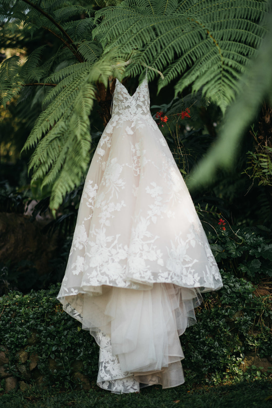 Monique Lhuillier 'Maeve' wedding dress size-04 PREOWNED