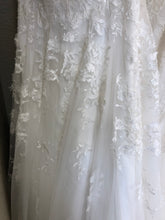 Load image into Gallery viewer, Essence of Australia &#39;D2453&#39; size 20 new wedding dress view of fabric
