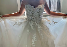 Load image into Gallery viewer, Enzoani &#39;Lyvia&#39; wedding dress size-08 NEW
