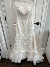 Load image into Gallery viewer, Galina Signature &#39;SWG400&#39; wedding dress size-04 PREOWNED
