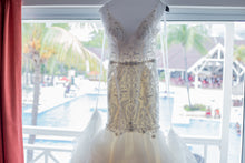 Load image into Gallery viewer, Eve of Milady &#39;1582&#39; size 10 used wedding dress front view close up
