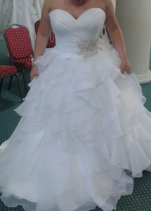 Allure Bridals '8862' size 10 new wedding dress front view on bride