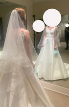Load image into Gallery viewer, Lazaro &#39;STYLE 3905 RAFAELA&#39; wedding dress size-00 NEW
