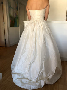Oscar De La Renta 'Custom' size 6 sample wedding dress back view on bride