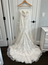 Load image into Gallery viewer, Galina Signature &#39;SWG400&#39; wedding dress size-04 PREOWNED
