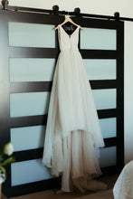 Load image into Gallery viewer, Aire Barcelona &#39;Nontue&#39; wedding dress size-00 PREOWNED
