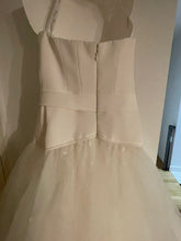 Load image into Gallery viewer, Vera Wang &#39;120512-L&#39; wedding dress size-04 PREOWNED
