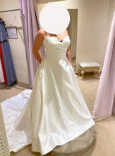 Load image into Gallery viewer, Cielo &#39;WA9910&#39; wedding dress size-14 NEW
