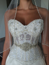 Load image into Gallery viewer, Eve of Milady &#39;1456&#39; size 4 used wedding dress front view close up
