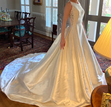 Load image into Gallery viewer, Pronovias &#39;Elenco&#39; wedding dress size-00 NEW
