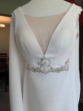 Load image into Gallery viewer, Made With Love &#39;2214&#39; wedding dress size-06 PREOWNED
