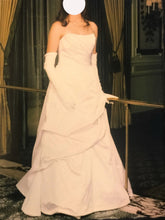 Load image into Gallery viewer, Marisa &#39;900&#39; wedding dress size-10 PREOWNED
