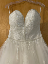 Load image into Gallery viewer, Stella York &#39;6838&#39; wedding dress size-04 NEW
