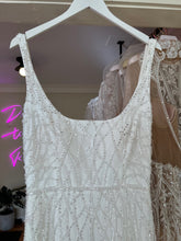 Load image into Gallery viewer, Anna Campbell &#39;River Fitted&#39; wedding dress size-04 SAMPLE
