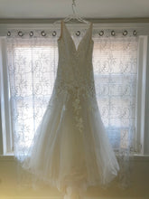 Load image into Gallery viewer, Pronovias &#39;Oviedo&#39; wedding dress size-02 SAMPLE
